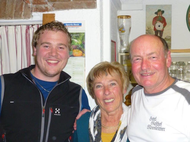 Das Siegerpaar Elisabeth und Günther Sperrer (re.) mit 1. Schützenmeister Tobi Sperl bei der Siegerehrung des Er- und-Sie-Schießens